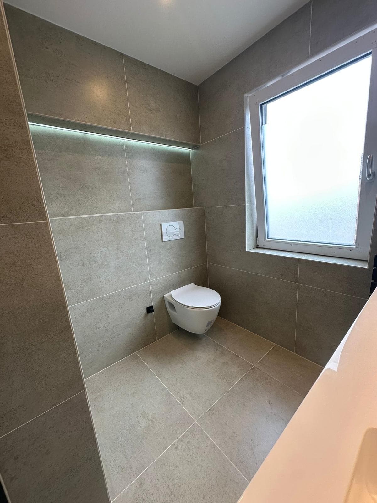 Los toilet met hangend closet en een matglazen raam — Vesta Lux project in Zeeland